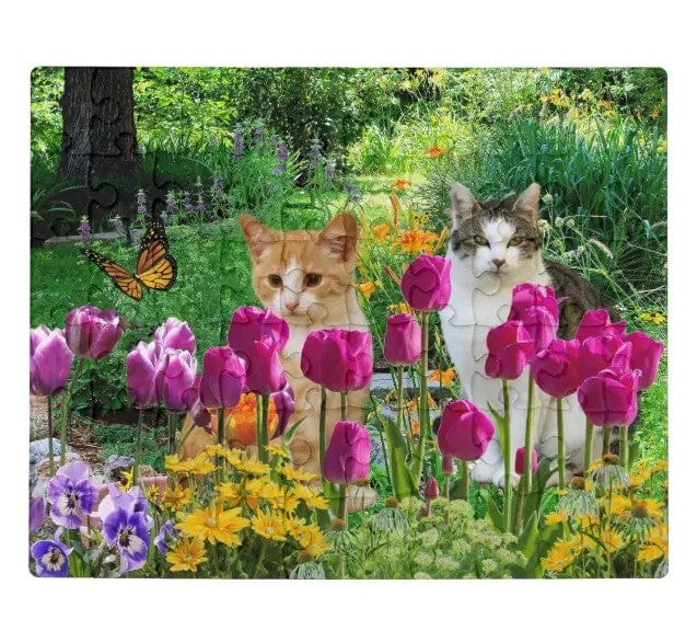 Rompecabezas de gatos lindos en un jardín de flores de tulipanes, juguetes para niños y adultos con autismo