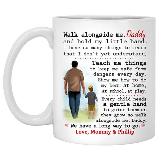 Taza personalizada para el Día del Padre con la frase "Papá camina junto a mí"
