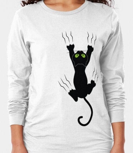 Gato negro agarrando una camisa