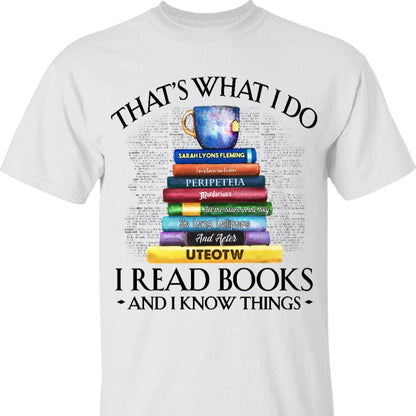 Eso es lo que hago. Leo libros y sé cosas. Camiseta con taza de té y pila de libros