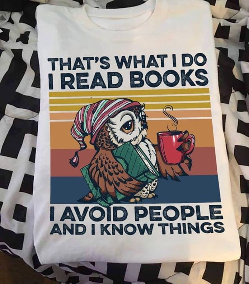 Búho ama los libros y el café. Eso es lo que hago. Leo libros, evito a la gente y sé cosas. Camiseta