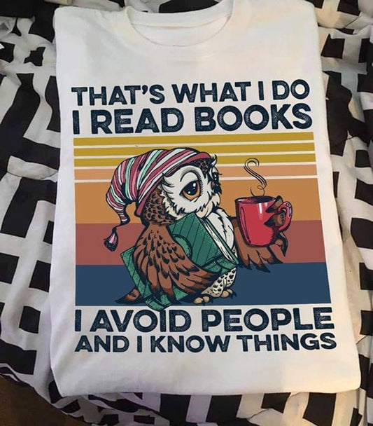 Búho ama los libros y el café. Eso es lo que hago. Leo libros, evito a la gente y sé cosas. Camiseta