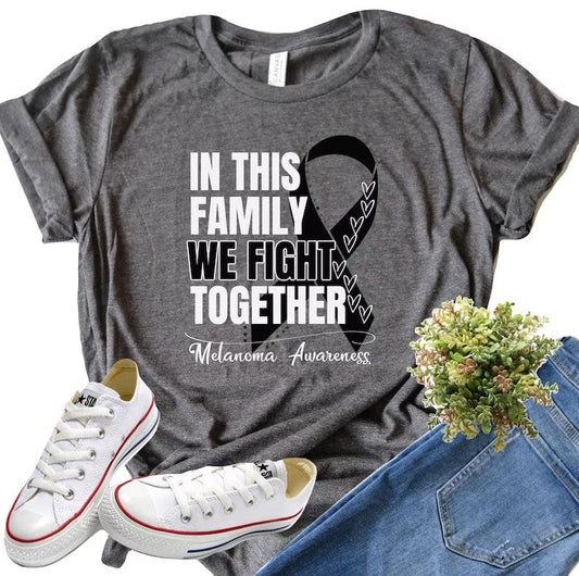 Camiseta de concienciación sobre el melanoma con lazo negro En esta familia luchamos juntos