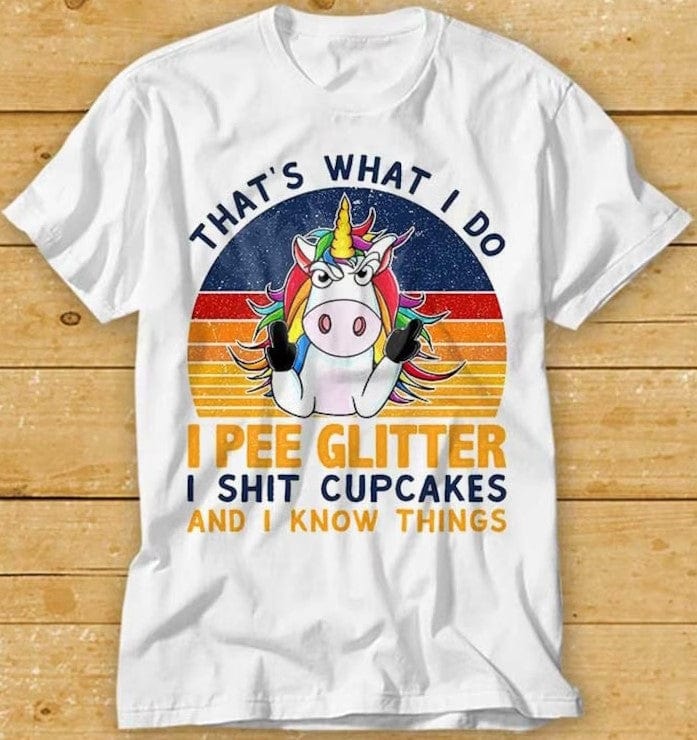 Eso es lo que hago. Orino purpurina. Cago en cupcakes y sé cosas. Camiseta de unicornio Pew Pew Madafakas