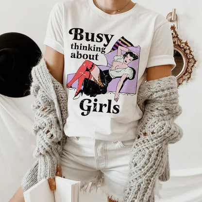 Camiseta LGBT del orgullo lésbico divertida "Ocupada pensando en chicas"
