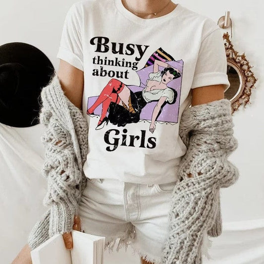 Camiseta LGBT del orgullo lésbico divertida "Ocupada pensando en chicas"