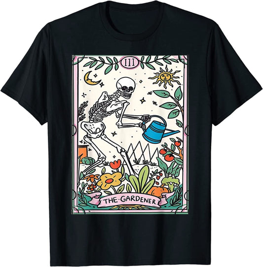 Camiseta de esqueleto de jardinería de brujas místicas con cartas del tarot del jardinero