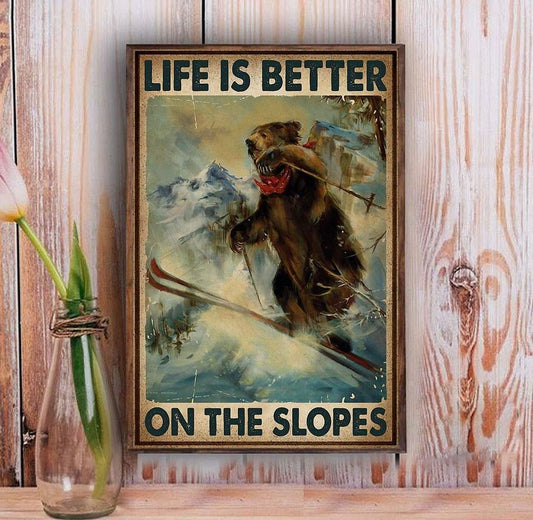 Póster de Bear Skiing Life Is Better On The Slopes (La vida en las pistas de esquí es mejor)