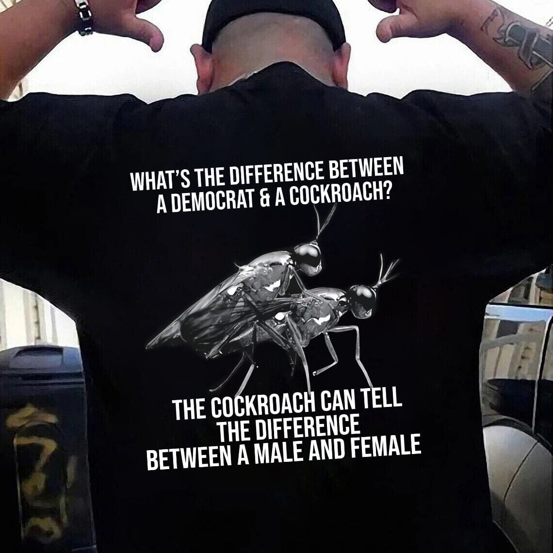 ¿Cuál es la diferencia entre una camiseta demócrata y una camiseta de cucaracha?