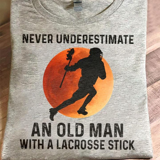 Nunca subestimes a un anciano con una camiseta con un palo de lacrosse