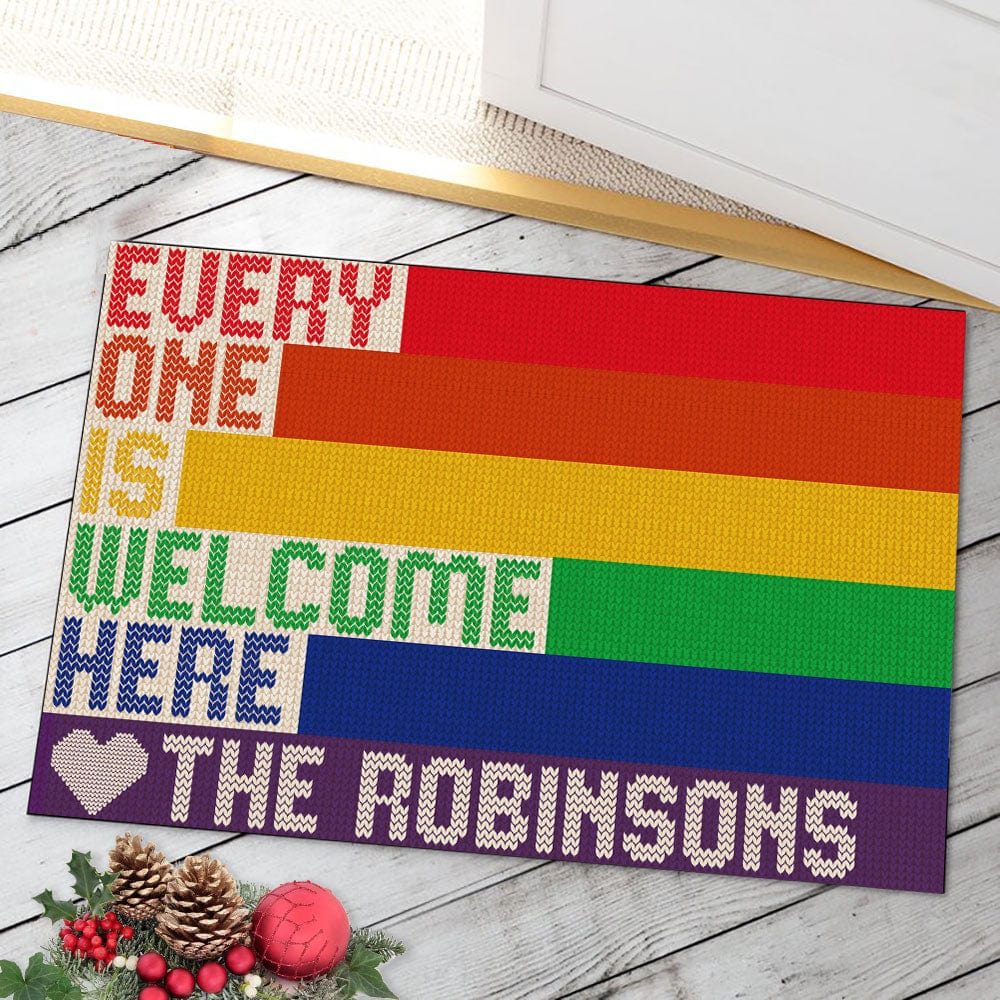 Felpudo personalizado con el mensaje "Todos son bienvenidos aquí" en colores del arcoíris y el orgullo LGBT