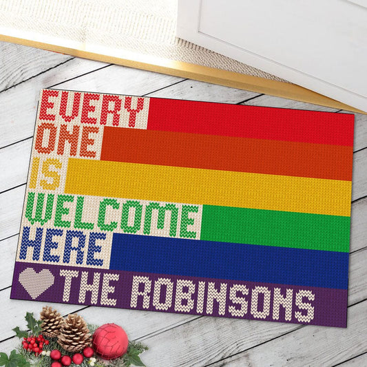 Felpudo personalizado con el mensaje "Todos son bienvenidos aquí" en colores del arcoíris y el orgullo LGBT