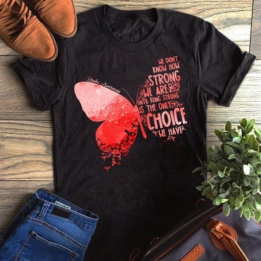 Camiseta de concientización sobre los accidentes cerebrovasculares Mariposa No sabemos lo fuertes que somos hasta que ser fuertes es la única opción que tenemos