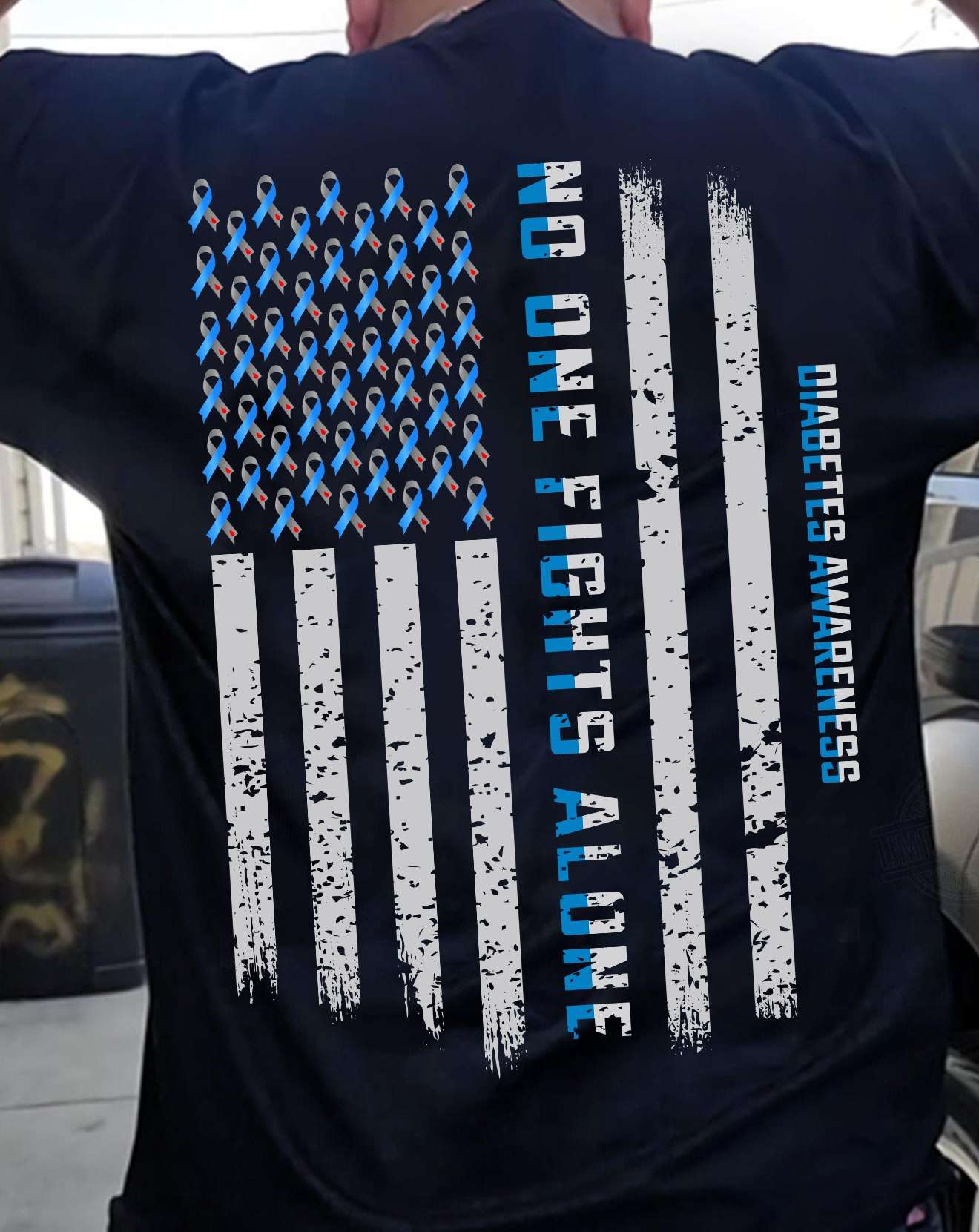 Camiseta con la bandera de Estados Unidos que concientiza sobre la diabetes y dice que nadie lucha solo