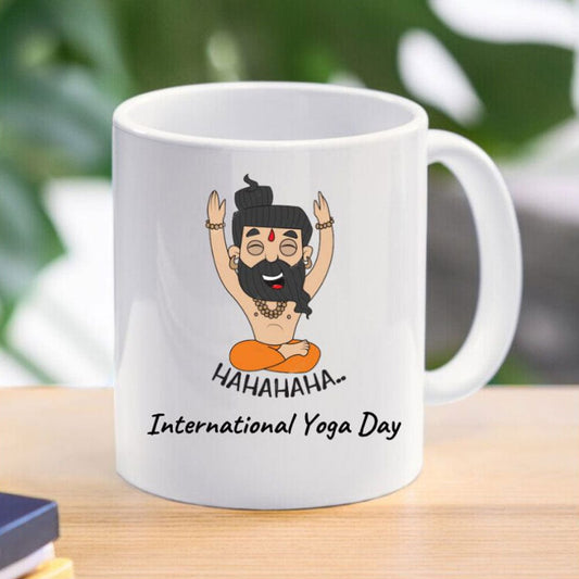 Tazas y platillos con el feliz Día Internacional del Yoga