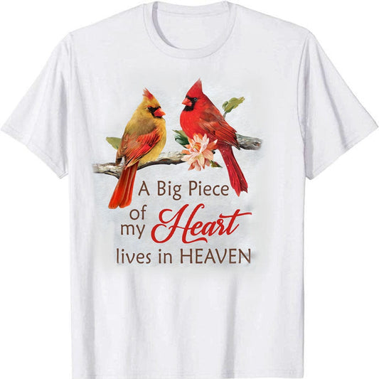 Un gran pedazo de mi corazón vive en el cielo Camisetas conmemorativas de pareja de pájaros