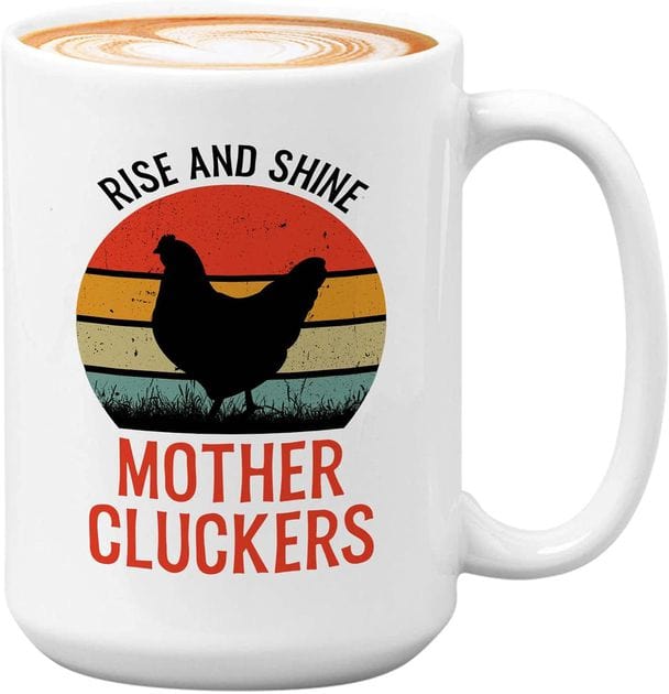 Taza de pollo con el mensaje "Levántate y brilla" de Mother Cluckers