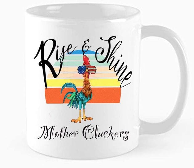 Taza de pollo con el mensaje "Levántate y brilla" de Mother Cluckers