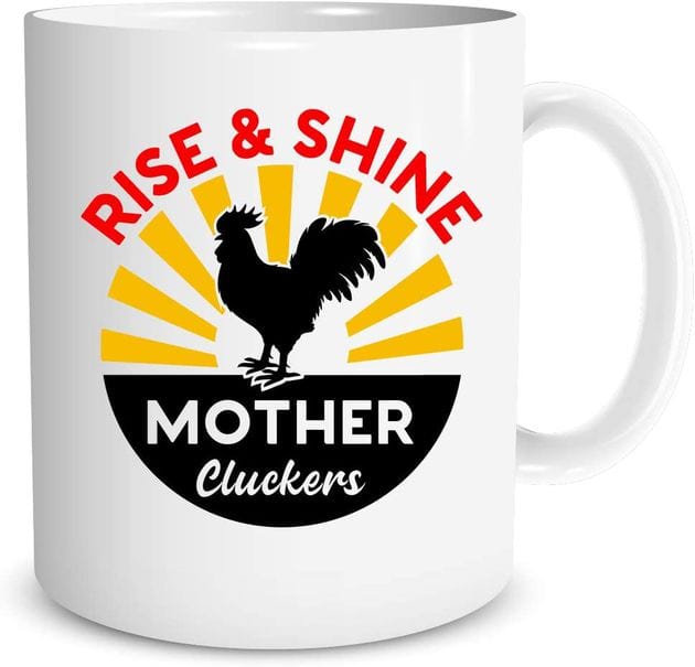 Taza de pollo con el mensaje "Levántate y brilla" de Mother Cluckers