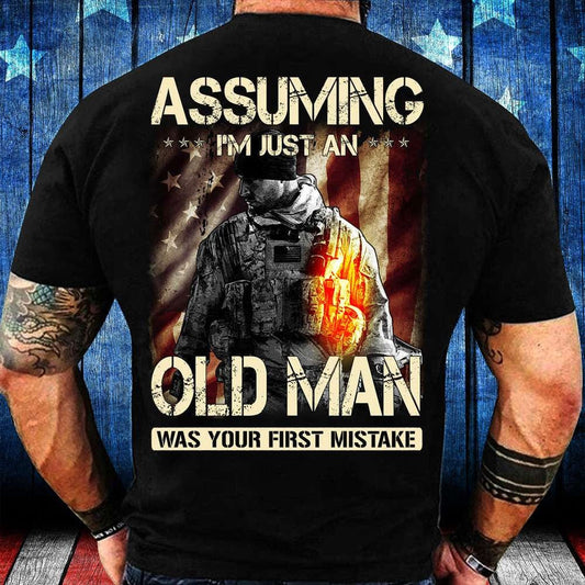 Suponer que soy solo un anciano fue tu primer error Camisetas de veteranos