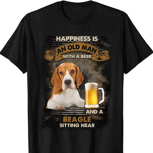 La felicidad es un anciano con una cerveza y un beagle sentado cerca de las camisas