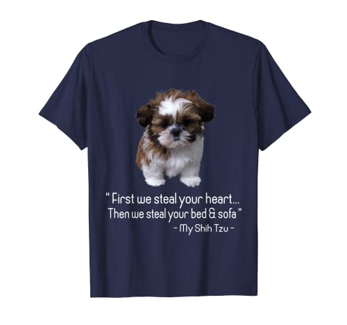 Primero te robamos el corazón y luego te robamos la cama y el sofá. Camiseta Shih Tzu