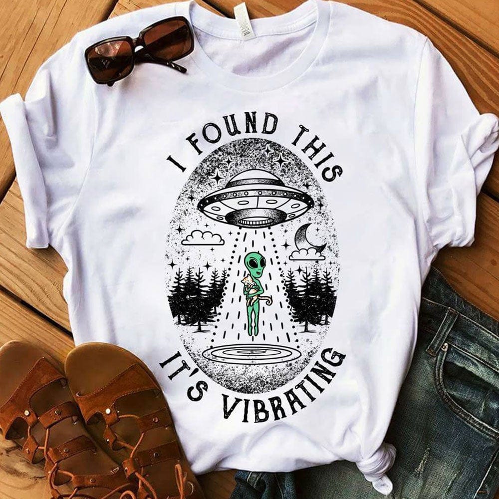 Encontré esta camiseta divertida y vibrante de extraterrestres