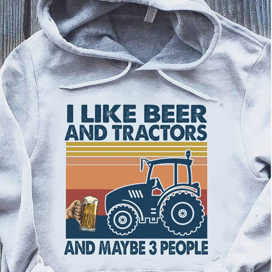 Me gusta la cerveza y los tractores y quizás 3 personas Camisetas vintage