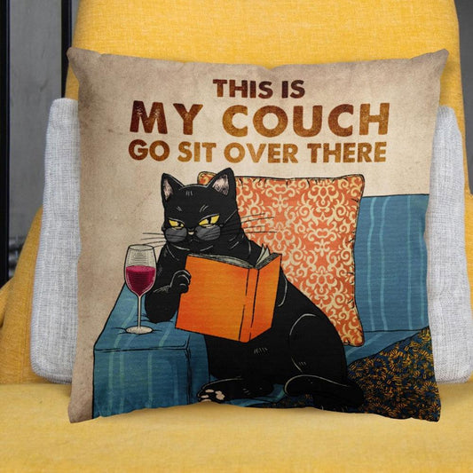 Este es mi sofá. Siéntate allí. Gato y libro. Almohada de lino.
