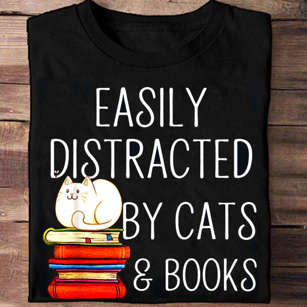 Camisetas que se distraen fácilmente con los gatos y los libros