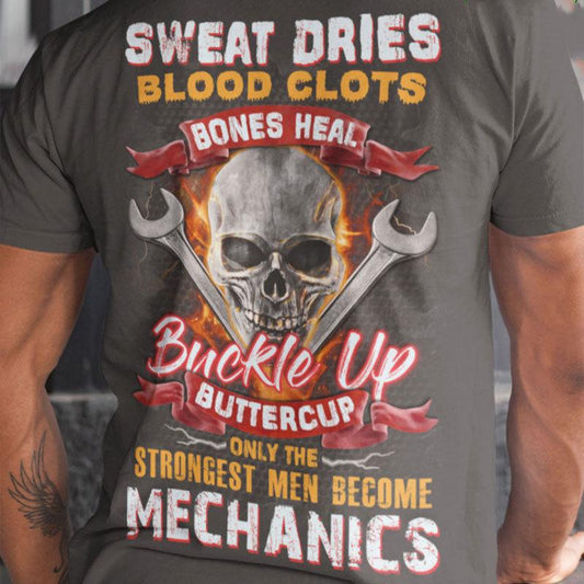 Abróchate el cinturón Butter Cup Solo los hombres más fuertes se convierten en mecánicos Camisetas