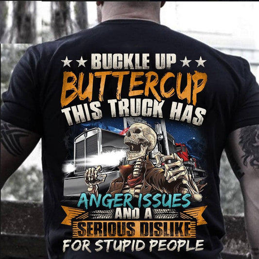 Abróchate el cinturón, Buttercup. Este camionero tiene problemas de ira. Camisetas de camionero con calaveras de coche
