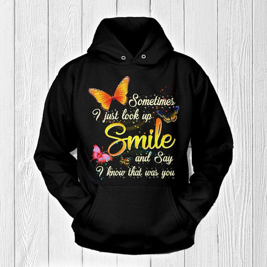 A veces simplemente miro hacia arriba, sonrío y digo: "Sé que eras tú". Camisetas de mariposa
