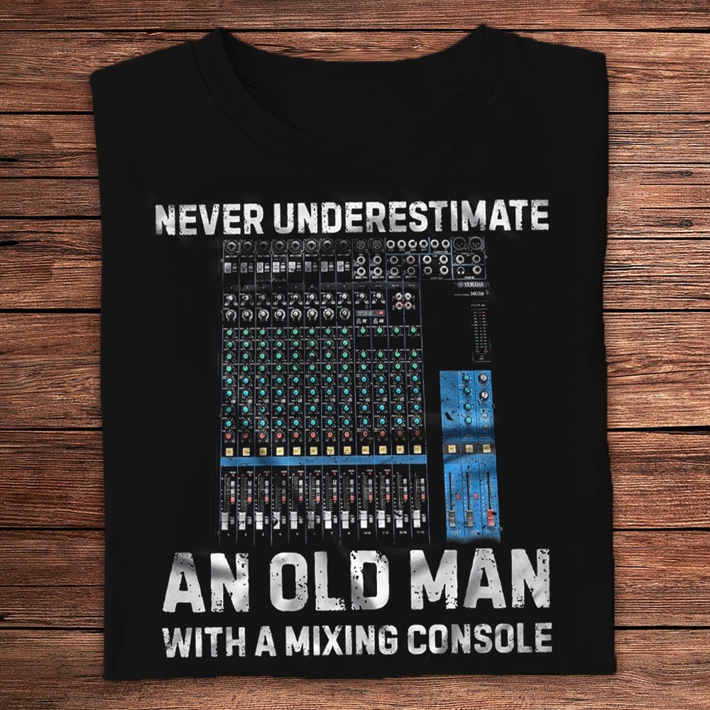 Nunca subestimes a un hombre mayor con una camiseta de ingeniero de consola de mezclas