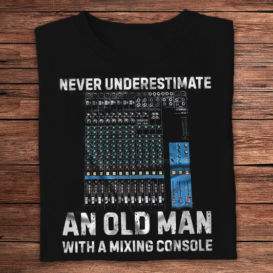 Nunca subestimes a un hombre mayor con una camiseta de ingeniero de consola de mezclas