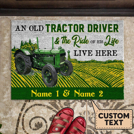 Un viejo conductor de tractor y el viaje de su vida viven aquí Felpudo de granjero personalizado