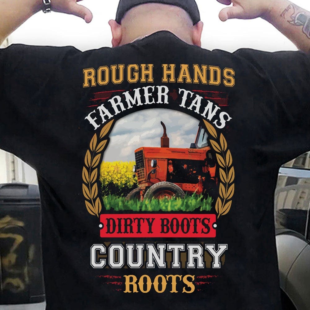 Manos ásperas, granjero broncea sus botas sucias, camisetas con raíces campestres