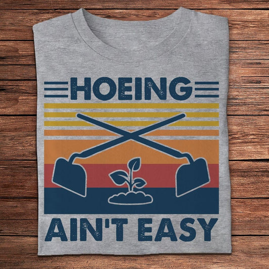 Camisetas de jardinería vintage "Hoeing Ain't Easy"