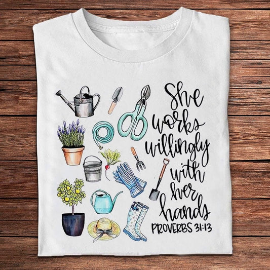 Ella trabaja voluntariamente con sus manos Camisas de jardinería