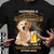 La felicidad es un anciano con una cerveza y un golden retriever sentado cerca de las camisetas