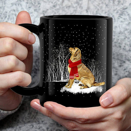 Taza de invierno con imagen de Golden Retriever bajo la nieve