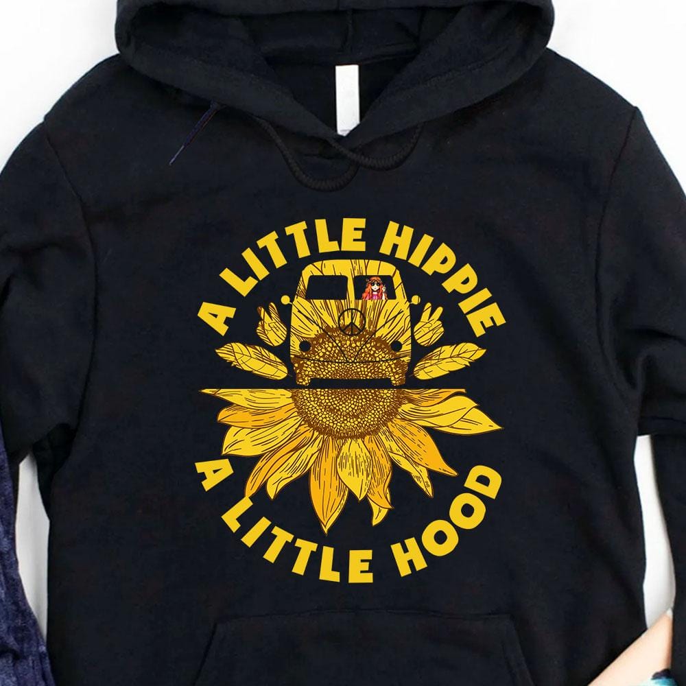 Un pequeño hippie, una pequeña capucha, camisetas con capucha hippie