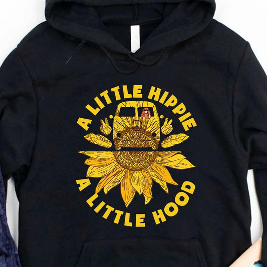 Un pequeño hippie, una pequeña capucha, camisetas con capucha hippie