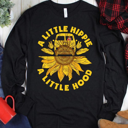 Un pequeño hippie, una pequeña capucha, camisetas con capucha hippie