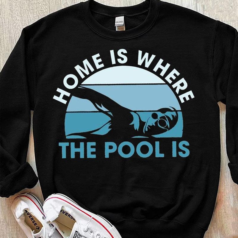 El hogar es donde está la piscina Camisetas para nadar