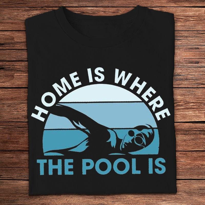 El hogar es donde está la piscina Camisetas para nadar