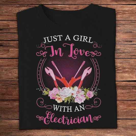 Solo una chica enamorada de un electricista Camisetas