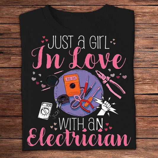 Solo una chica enamorada de un electricista Camisetas