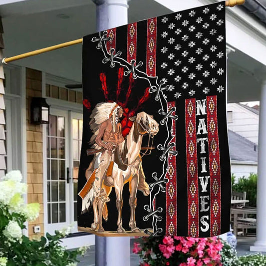 Casa y jardín con bandera de los nativos americanos