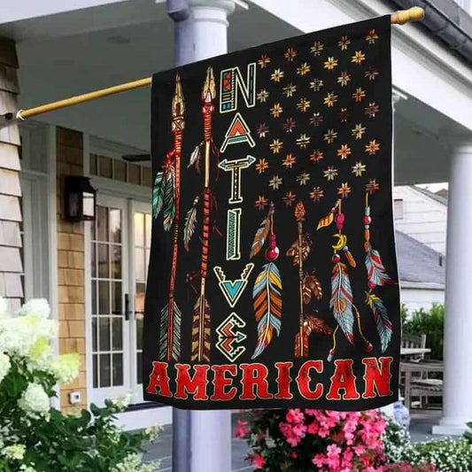 Casa y jardín con bandera de los nativos americanos